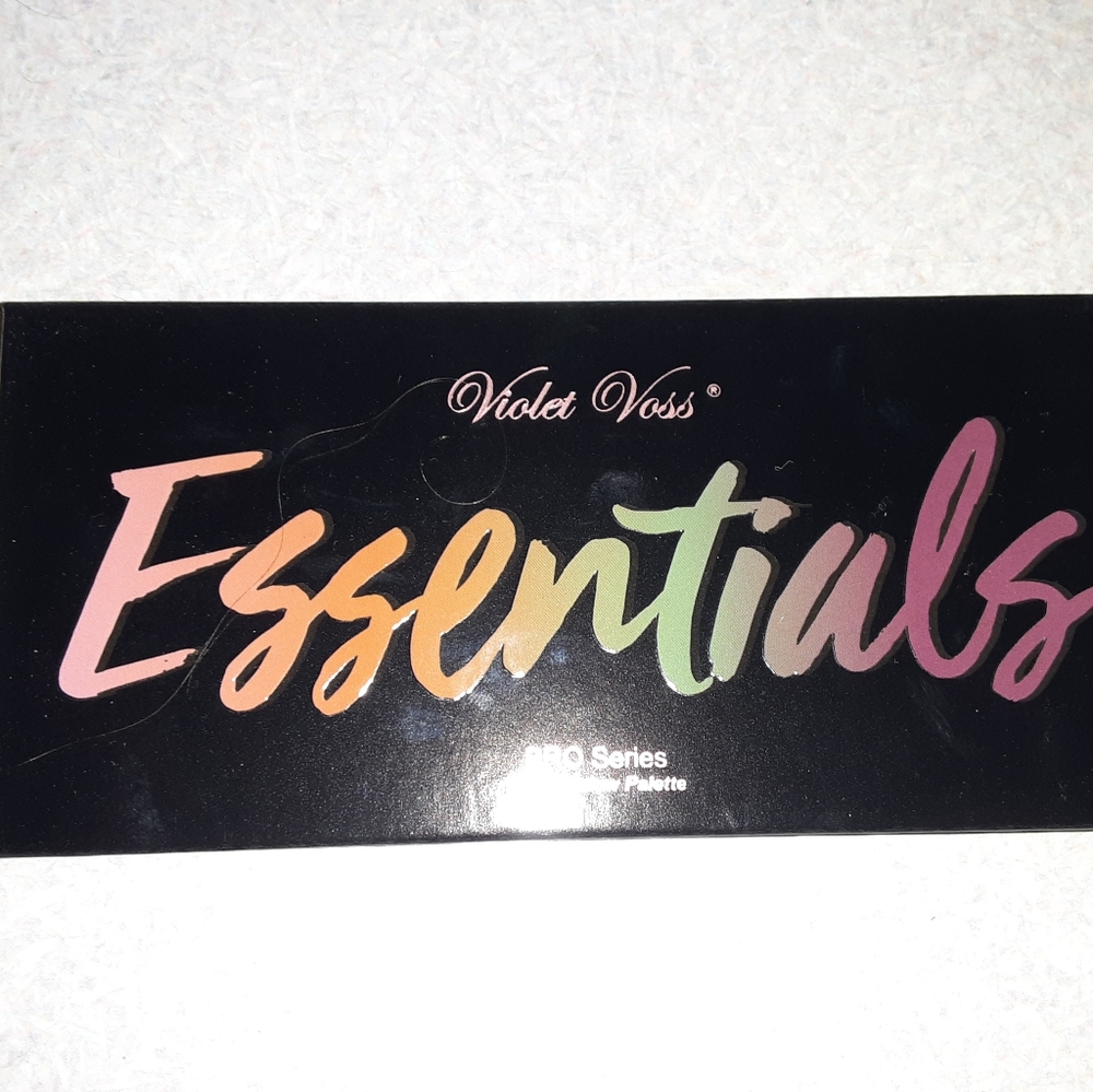 Violet Voss Essentials palette